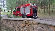 Druhowie strażacy umyli kostkę i murki przy kapliczce Cedron oraz ławeczki na Kalwarii, 22.05.2025