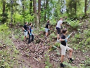 Młodzież szkolna wraz z nauczycielami porządkują kapliczkę Wniebowstąpienia, 27.05.2026