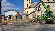 Montowanie nowego Krzyża Misyjnego, wykonał Rafał Randak wraz z synem Sebstianem, 12.04.2025