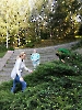 Parafianie sprzątają amfiteatr przed dożynkami parafialnymi, 30 sierpnia 2022 r._22