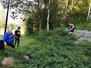Parafianie sprzątają amfiteatr przed dożynkami parafialnymi, 30 sierpnia 2022 r._23