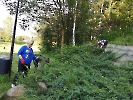 Parafianie sprzątają amfiteatr przed dożynkami parafialnymi, 30 sierpnia 2022 r._24