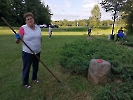 Parafianie sprzątają amfiteatr przed dożynkami parafialnymi, 30 sierpnia 2022 r._25