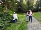 Parafianie sprzątają amfiteatr przed dożynkami parafialnymi, 30 sierpnia 2022 r._29